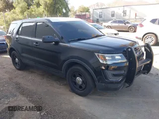 2017 Ford Police Interceptor Utility z VIN 1FM5K8AR8HGA24279, wystawiony jako IAAI lot #42152781 z przebiegiem 104 463 mil mil oraz . Historia ofert i sprzedaży dostępna na DreamBid. Obrazek 1.