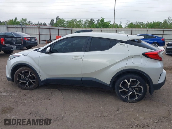 2018 Toyota C-HR XLE z VIN JTNKHMBX4J1001128, wystawiony jako IAAI lot #41957363 z przebiegiem 108 233 mil mil oraz . Historia ofert i sprzedaży dostępna na DreamBid. Obrazek 14.