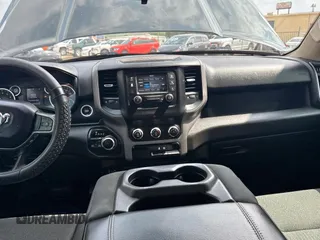 2019 Ram 1500 Tradesman z VIN 1C6SRFCT8KN585978, wystawiony jako Copart lot #58619235 z przebiegiem 112 470 mil mil oraz Czysty tytuł • Clean title. Historia ofert i sprzedaży dostępna na DreamBid. Obrazek 9.