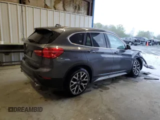 2021 BMW X1 sDrive28i z VIN WBXJG7C04M5S68209, wystawiony jako Copart lot #52099115 z przebiegiem 57 497 mil mil oraz Szkody całkowita. Historia ofert i sprzedaży dostępna na DreamBid. Obrazek 3.