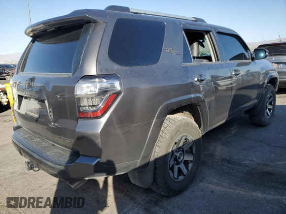 2018 Toyota 4Runner SR5 z VIN JTEBU5JR8J5485222, wystawiony jako Copart lot #52633325 z przebiegiem 107 412 mil mil oraz Szkoda całkowita • Salvage title. Historia ofert i sprzedaży dostępna na DreamBid. Obrazek 3.