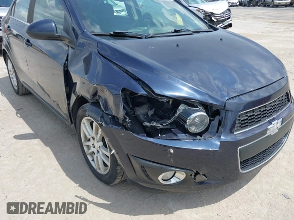 2016 Chevrolet Sonic LT z VIN 1G1JC5SG8G4163316, wystawiony jako IAAI lot #42138592 z przebiegiem 114 799 mil mil oraz . Historia ofert i sprzedaży dostępna na DreamBid. Obrazek 6.