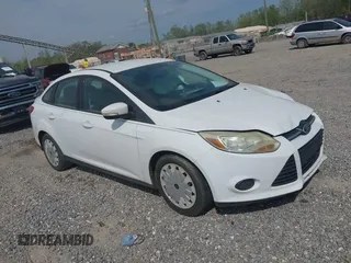 2013 Ford Focus SE z VIN 1FADP3F20DL359396, wystawiony jako IAAI lot #42071926 z przebiegiem 178 258 mil mil oraz . Historia ofert i sprzedaży dostępna na DreamBid. Obrazek 1.