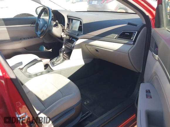 2017 Hyundai Elantra SE z VIN 5NPD84LF7HH063760, wystawiony jako IAAI lot #42327207 z przebiegiem 51 615 mil mil oraz . Historia ofert i sprzedaży dostępna na DreamBid. Obrazek 5.