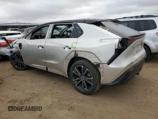 2023 Toyota bZ4X XLE z VIN JTMABACA6PA006558, wystawiony jako Copart lot #66549804 z przebiegiem 10 994 mil mil oraz Czysty tytuł • Clean title. Historia ofert i sprzedaży dostępna na DreamBid. Obrazek 2.