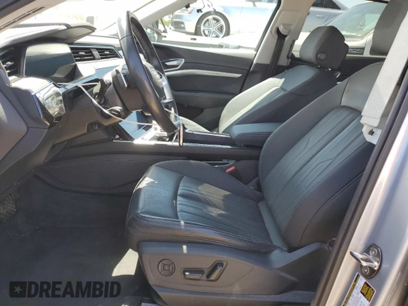 2022 Audi e-tron Premium Plus z VIN WA1LAAGE1NB046721, wystawiony jako Copart lot #60505985 z przebiegiem 23 143 mil mil oraz Szkoda całkowita • Salvage title. Historia ofert i sprzedaży dostępna na DreamBid. Obrazek 7.
