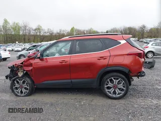2021 Kia Seltos S z VIN KNDEUCA27M7141978, wystawiony jako IAAI lot #41971097 z przebiegiem 68 392 mil mil oraz . Historia ofert i sprzedaży dostępna na DreamBid. Obrazek 14.