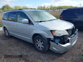 2010 Chrysler Town & Country Touring z VIN 2A4RR5D13AR344923, wystawiony jako IAAI lot #42199666 z przebiegiem 117 061 mil mil oraz . Historia ofert i sprzedaży dostępna na DreamBid. Obrazek 1.