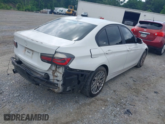 2014 BMW 3 Series 328i xDrive z VIN WBA3B5G52ENS09673, wystawiony jako IAAI lot #42240646 z przebiegiem 102 629 mil mil oraz . Historia ofert i sprzedaży dostępna na DreamBid. Obrazek 4.