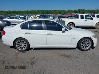 2011 BMW 3 Series 328i z VIN WBAPH5C55BF093784, wystawiony jako IAAI lot #42215106 z przebiegiem 119 577 mil mil oraz . Historia ofert i sprzedaży dostępna na DreamBid. Obrazek 13.