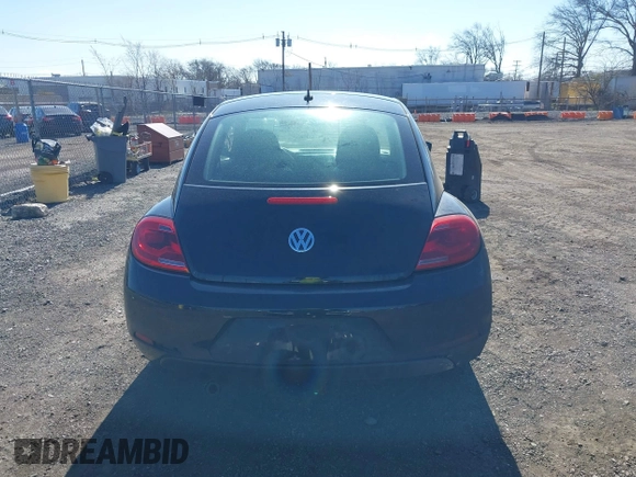 2015 Volkswagen Beetle Fleet Edition z VIN 3VWF17AT6FM645215, wystawiony jako IAAI lot #41906754 z przebiegiem 154 093 mil mil oraz . Historia ofert i sprzedaży dostępna na DreamBid. Obrazek 16.