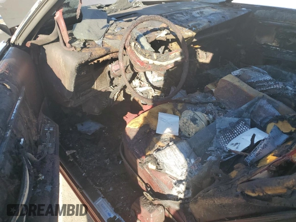 1977 Lincoln Continental с VIN 7Y89S829453, выставлен на аукционе Copart как лот 89298145 с пробегом Не указан миль и На запчасти • Non repairable. История ставок и продаж доступна на DreamBid. Изображение 8.