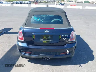 2014 MINI Convertible S z VIN WMWZP3C53ET706796, wystawiony jako IAAI lot #42363811 z przebiegiem 93 581 mil mil oraz . Historia ofert i sprzedaży dostępna na DreamBid. Obrazek 16.