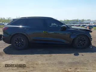 2024 Audi Q8 e-tron Prestige z VIN WA16ABGE6RB005963, wystawiony jako IAAI lot #42067970 z przebiegiem 7 113 mil mil oraz . Historia ofert i sprzedaży dostępna na DreamBid. Obrazek 13.