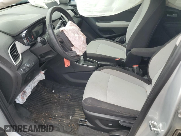 2020 Chevrolet Trax LS z VIN 3GNCJKSB9LL165242, wystawiony jako Copart lot #59348515 z przebiegiem 98 440 mil mil oraz Nie do naprawy • Non repairable. Historia ofert i sprzedaży dostępna na DreamBid. Obrazek 7.