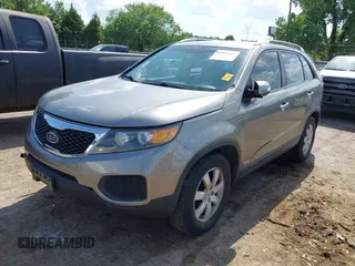 2013 Kia Sorento LX z VIN 5XYKTDA24DG349430, wystawiony jako IAAI lot #42549811 z przebiegiem 204 664 mil mil oraz . Historia ofert i sprzedaży dostępna na DreamBid. Obrazek 2.