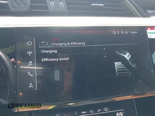 2022 Audi e-tron Premium z VIN WA1AAAGE4NB020119, wystawiony jako IAAI lot #41830433 z przebiegiem 27 591 mil mil oraz . Historia ofert i sprzedaży dostępna na DreamBid. Obrazek 18.