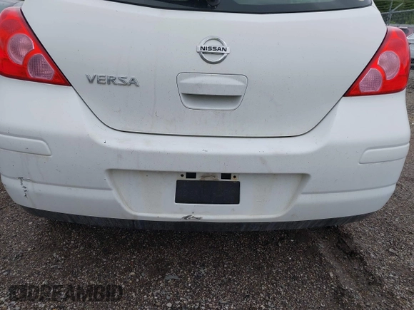 2009 Nissan Versa SL z VIN 3N1BC13E19L401296, wystawiony jako IAAI lot #42326812 z przebiegiem 178 756 mil mil oraz . Historia ofert i sprzedaży dostępna na DreamBid. Obrazek 14.