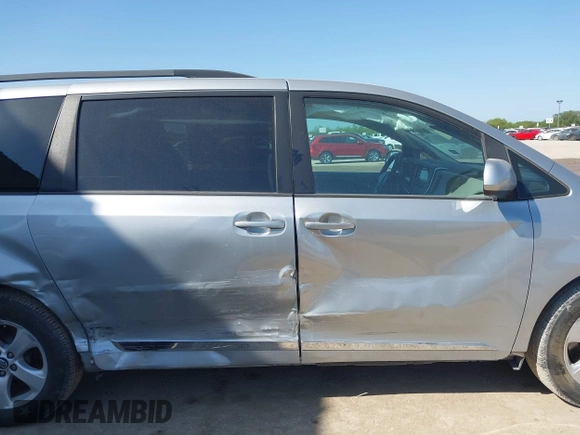 2019 Toyota Sienna LE Auto Access Seat z VIN 5TDKZ3DC1KS966037, wystawiony jako IAAI lot #41972610 z przebiegiem 59 585 mil mil oraz . Historia ofert i sprzedaży dostępna na DreamBid. Obrazek 14.