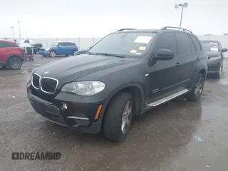 2013 BMW X5 xDrive35i z VIN 5UXZV4C53D0B23239, wystawiony jako IAAI lot #42200152 z przebiegiem 173 463 mil mil oraz . Historia ofert i sprzedaży dostępna na DreamBid. Obrazek 2.