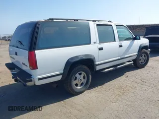 1993 GMC Suburban z VIN 1GKGK26N9PJ724480, wystawiony jako IAAI lot #42356513 z przebiegiem 132 704 mil mil oraz . Historia ofert i sprzedaży dostępna na DreamBid. Obrazek 4.