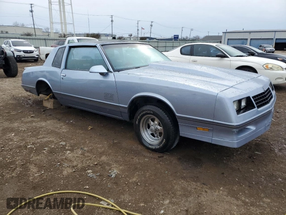 1988 Chevrolet Monte Carlo z VIN 1G1GZ11G5JP105897, wystawiony jako Copart lot #51135095 z przebiegiem 54 915 mil mil oraz Szkody całkowita. Historia ofert i sprzedaży dostępna na DreamBid. Obrazek 4.
