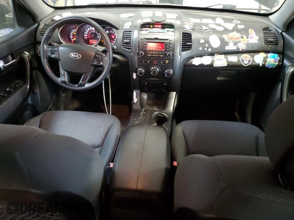 2012 Kia Sorento LX z VIN 5XYKTCA62CG209291, wystawiony jako Copart lot #57133005 z przebiegiem 423 888 mil mil oraz Czysty tytuł • Clean title. Historia ofert i sprzedaży dostępna na DreamBid. Obrazek 8.