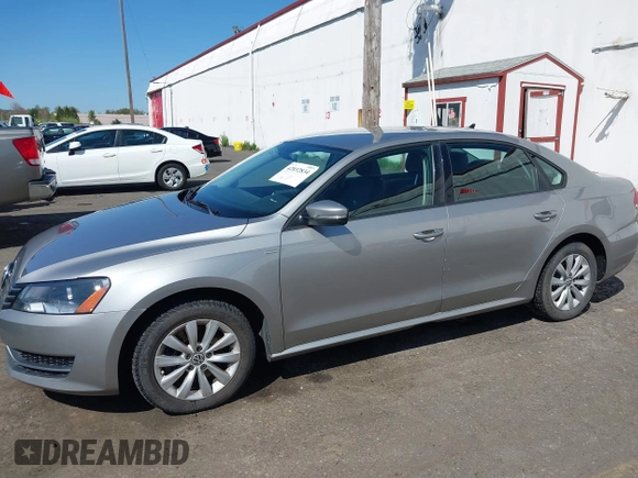 2014 Volkswagen Passat Wolfsburg Edition z VIN 1VWAT7A38EC075514, wystawiony jako IAAI lot #42032834 z przebiegiem 141 015 mil mil oraz . Historia ofert i sprzedaży dostępna na DreamBid. Obrazek 6.