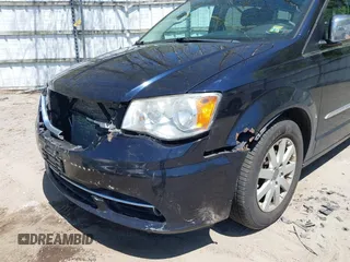 2011 Chrysler Town & Country Touring L z VIN 2A4RR8DG0BR630879, wystawiony jako IAAI lot #42217815 z przebiegiem 175 568 mil mil oraz . Historia ofert i sprzedaży dostępna na DreamBid. Obrazek 6.