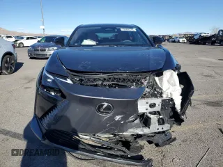 2024 Lexus RZ 300e Premium z VIN JTJABABB4RA005239, wystawiony jako Copart lot #79508374 z przebiegiem 4177 mil mil oraz Szkody całkowita. Historia ofert i sprzedaży dostępna na DreamBid. Obrazek 5.