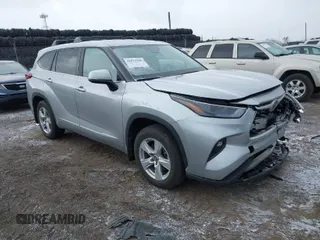 2023 Toyota Highlander L z VIN 5TDKDRAH2PS503946, wystawiony jako IAAI lot #41614108 z przebiegiem 21 999 mil mil oraz . Historia ofert i sprzedaży dostępna na DreamBid. Obrazek 1.