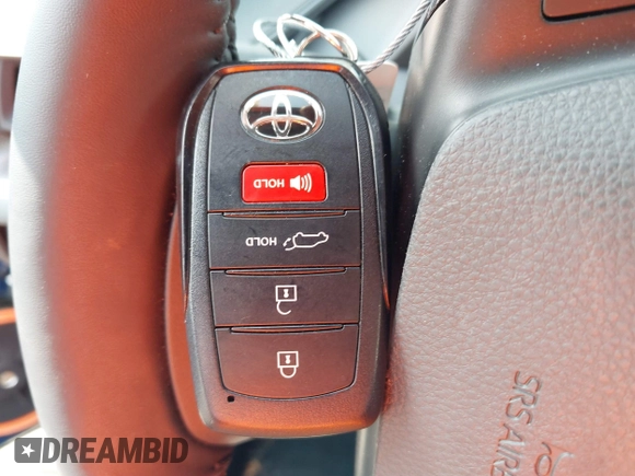 2024 Toyota Prius LE z VIN JTDACAAU8R3019555, wystawiony jako IAAI lot #42160410 z przebiegiem 15 529 mil mil oraz . Historia ofert i sprzedaży dostępna na DreamBid. Obrazek 11.
