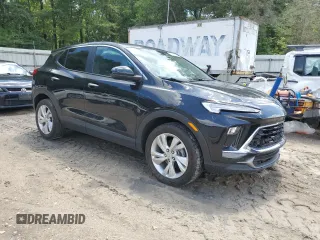 2024 Buick Encore GX Preferred z VIN KL4AMCSL2RB048368, wystawiony jako Copart lot #56552095 z przebiegiem Nie podano mil oraz Szkoda całkowita • Salvage title. Historia ofert i sprzedaży dostępna na DreamBid. Obrazek 4.