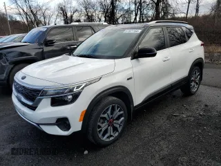 2021 Kia Seltos S with VIN KNDEUCA2XM7077824, listed as a Copart auction lot 50165405 with 44,127 mi miles and Salvage Title. Bid and sale history available at carsss.com. Image 1.