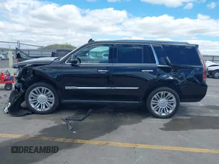 2015 Cadillac Escalade Platinum z VIN 1GYS4PKJ8FR568958, wystawiony jako IAAI lot #42316098 z przebiegiem 152 661 mil mil oraz . Historia ofert i sprzedaży dostępna na DreamBid. Obrazek 14.