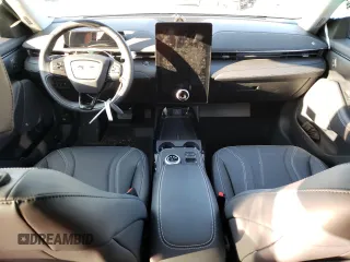 2022 Ford Mustang Mach-E Premium z VIN 3FMTK3SU7NMA29956, wystawiony jako Copart lot #71764142 z przebiegiem 1 863 mil mil oraz . Historia ofert i sprzedaży dostępna na DreamBid. Obrazek 8.