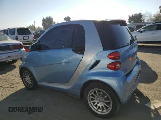 2011 Smart fortwo Pure z VIN WMEEJ3BA1BK431045, wystawiony jako Copart lot #87462044 z przebiegiem 22 128 mil mil oraz Szkoda całkowita • Salvage title. Historia ofert i sprzedaży dostępna na DreamBid. Obrazek 2.