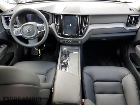 2025 Volvo XC60 Core z VIN YV4M12RJ9S1053702, wystawiony jako Copart lot #51468455 z przebiegiem Nie podano mil oraz Szkoda całkowita • Salvage title. Historia ofert i sprzedaży dostępna na DreamBid. Obrazek 8.