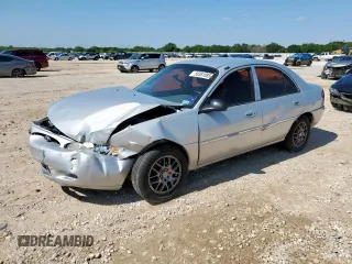 2001 Ford Escort Fleet z VIN 3FAFP13P21R186197, wystawiony jako Copart lot #58561085 z przebiegiem 197 939 mil mil oraz Szkoda całkowita • Salvage title. Historia ofert i sprzedaży dostępna na DreamBid. Obrazek 1.