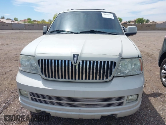 2005 Lincoln Navigator Luxury with VIN 5LMFU28545LJ08551, listed as a IAAI auction lot 42049401 with 160,932 mi miles. Bid and sale history available at carsss.com. Image 6.