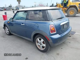 2009 MINI Hardtop z VIN WMWMF33569TW77166, wystawiony jako IAAI lot #42120132 z przebiegiem 150 291 mil mil oraz . Historia ofert i sprzedaży dostępna na DreamBid. Obrazek 3.