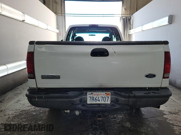2005 Ford F-250 XL z VIN 1FTSX20545EB22186, wystawiony jako IAAI lot #42501146 z przebiegiem 157 916 mil mil oraz . Historia ofert i sprzedaży dostępna na DreamBid. Obrazek 43.