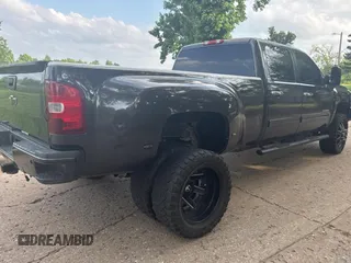 2014 Chevrolet Silverado 3500HD LTZ z VIN 1GC4K1C89EF132357, wystawiony jako Copart lot #59632865 z przebiegiem 218 735 mil mil oraz Czysty tytuł • Clean title. Historia ofert i sprzedaży dostępna na DreamBid. Obrazek 4.