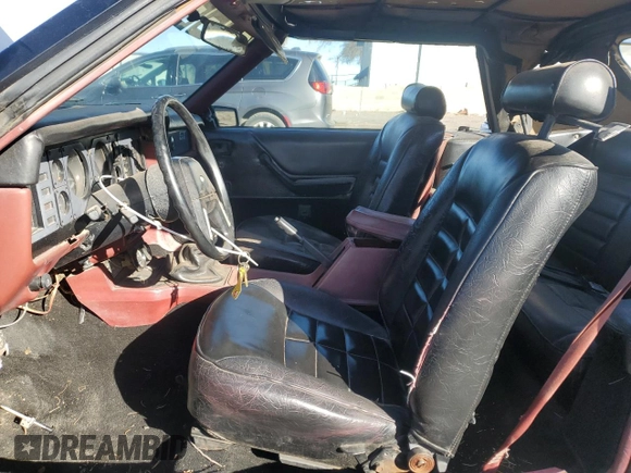 1984 Ford Mustang z VIN 1FABP27M8EF128103, wystawiony jako Copart lot #82441794 z przebiegiem 51 912 mil mil oraz Czysty tytuł • Clean title. Historia ofert i sprzedaży dostępna na DreamBid. Obrazek 7.