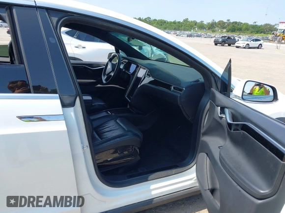 2016 Tesla Model X 70D z VIN 5YJXCBE25GF029372, wystawiony jako IAAI lot #42325335 z przebiegiem 80 071 mil mil oraz . Historia ofert i sprzedaży dostępna na DreamBid. Obrazek 5.