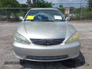 2005 Toyota Camry LE z VIN 4T1BE30K35U510738, wystawiony jako IAAI lot #42275360 z przebiegiem 184 054 mil mil oraz . Historia ofert i sprzedaży dostępna na DreamBid. Obrazek 12.