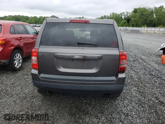 2015 Jeep Patriot Sport z VIN 1C4NJPBB5FD348999, wystawiony jako Copart lot #58496905 z przebiegiem 177 718 mil mil oraz Czysty tytuł • Clean title. Historia ofert i sprzedaży dostępna na DreamBid. Obrazek 6.