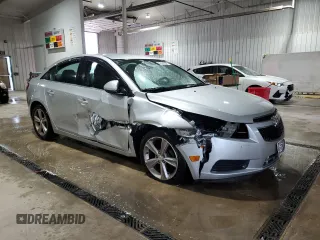 2014 Chevrolet Cruze 2LT z VIN 1G1PE5SB8E7213958, wystawiony jako Copart lot #57882325 z przebiegiem 62 626 mil mil oraz Szkoda całkowita • Salvage title. Historia ofert i sprzedaży dostępna na DreamBid. Obrazek 4.