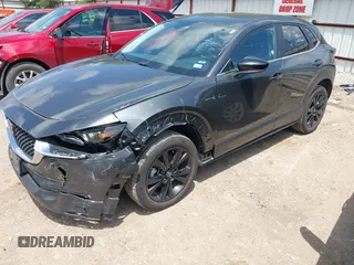 2024 Mazda CX-30 S Select Sport z VIN 3MVDMBBM5RM626265, wystawiony jako IAAI lot #42220770 z przebiegiem 17 895 mil mil oraz . Historia ofert i sprzedaży dostępna na DreamBid. Obrazek 2.