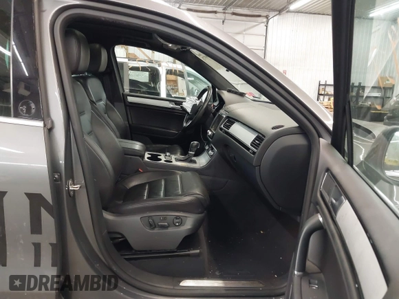 2017 Volkswagen Touareg Wolfsburg Edition с VIN WVGRF7BP3HD003094, выставлен на аукционе IAAI как лот 41199373 с пробегом 110 880 миль миль и . История ставок и продаж доступна на DreamBid. Изображение 5.
